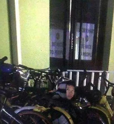 李嫣竇靖童姐妹差別大,一個2小時消費10萬,一個騎摩托吃路邊攤