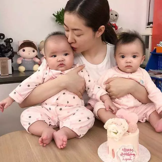 熊黛林曬長相清奇的雙胞胎!無意中卻曝光了自己的整容臉!