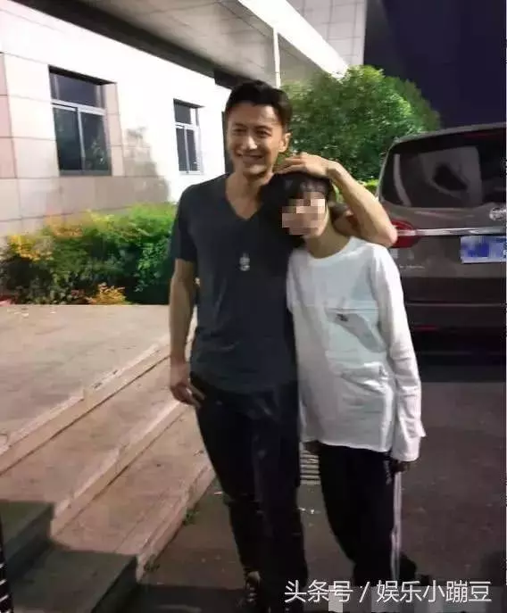 謝霆鋒低調返港看望張柏芝母子,父子同框Lucas長成翻版謝霆鋒!