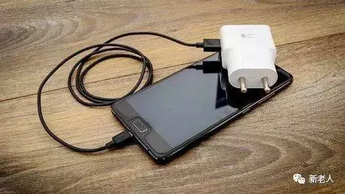 手機這樣充電,比定時炸彈還危險!