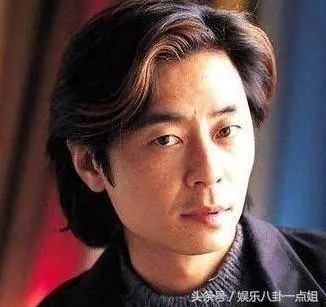 55歲王傑近照曝光,街頭啃麵包盡顯落魄,有兒有女卻老無所依,晚年竟過得如此淒涼…