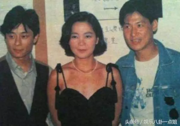 55歲王傑近照曝光,街頭啃麵包盡顯落魄,有兒有女卻老無所依,晚年竟過得如此淒涼…