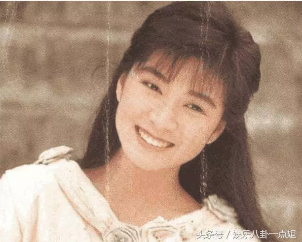 55歲王傑近照曝光,街頭啃麵包盡顯落魄,有兒有女卻老無所依,晚年竟過得如此淒涼…