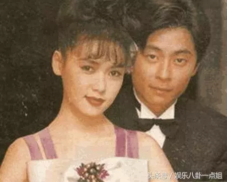 55歲王傑近照曝光,街頭啃麵包盡顯落魄,有兒有女卻老無所依,晚年竟過得如此淒涼…