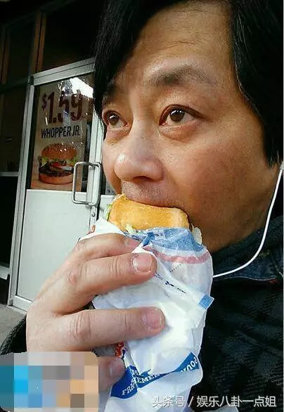 55歲王傑近照曝光,街頭啃麵包盡顯落魄,有兒有女卻老無所依,晚年竟過得如此淒涼…