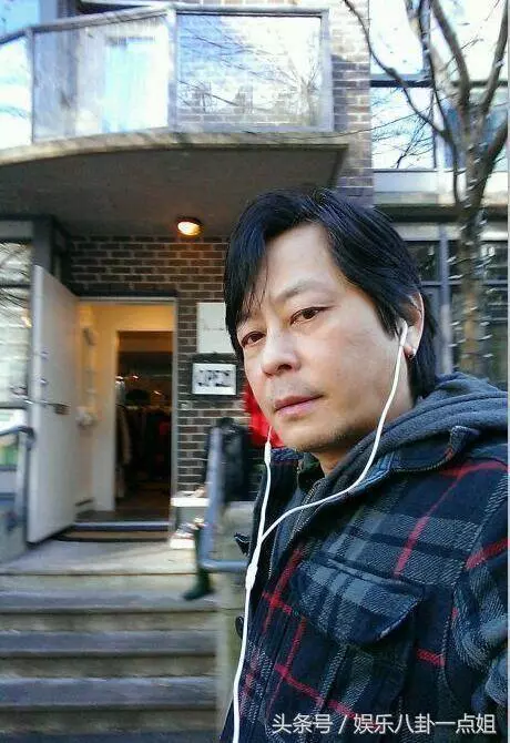 55歲王傑近照曝光,街頭啃麵包盡顯落魄,有兒有女卻老無所依,晚年竟過得如此淒涼…