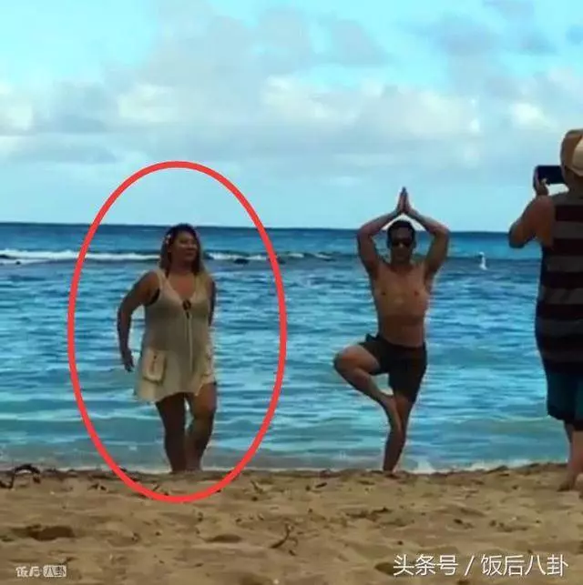 鄭欣宜與男友人海邊練瑜伽,在愛情滋潤下身材又回到了減肥前