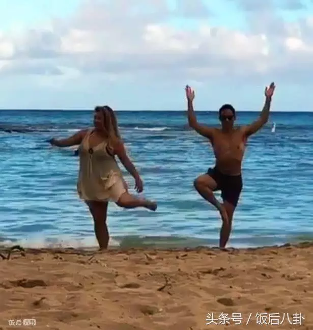 鄭欣宜與男友人海邊練瑜伽,在愛情滋潤下身材又回到了減肥前