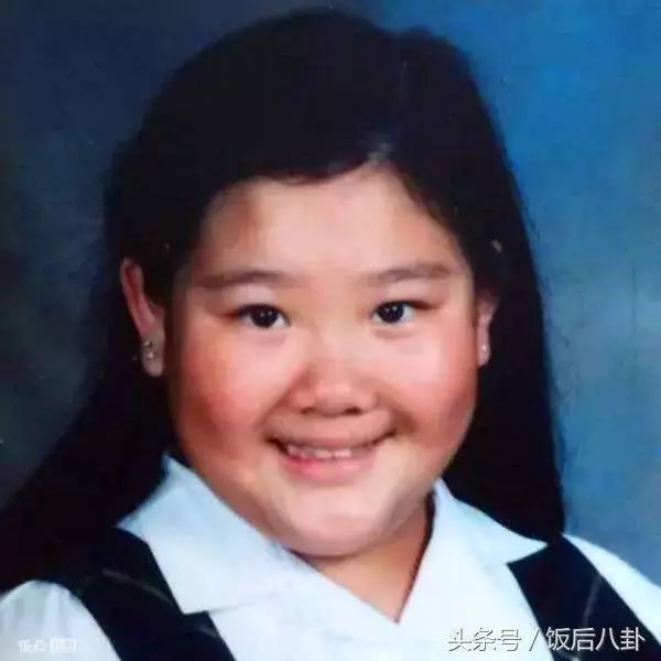 鄭欣宜與男友人海邊練瑜伽,在愛情滋潤下身材又回到了減肥前