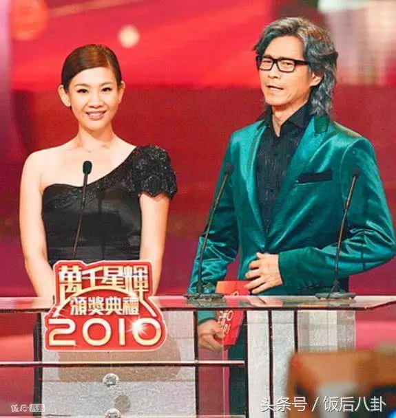 鄭欣宜與男友人海邊練瑜伽,在愛情滋潤下身材又回到了減肥前