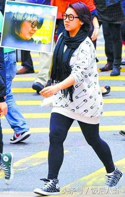 鄭欣宜與男友人海邊練瑜伽,在愛情滋潤下身材又回到了減肥前
