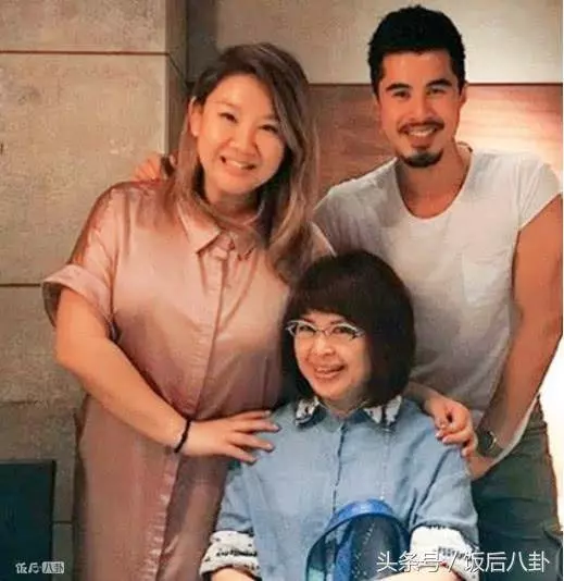 鄭欣宜與男友人海邊練瑜伽,在愛情滋潤下身材又回到了減肥前