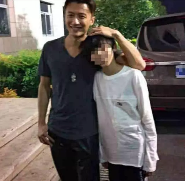 謝霆鋒低調返港,是看望張柏芝母子3人?曬11歲長子合照!