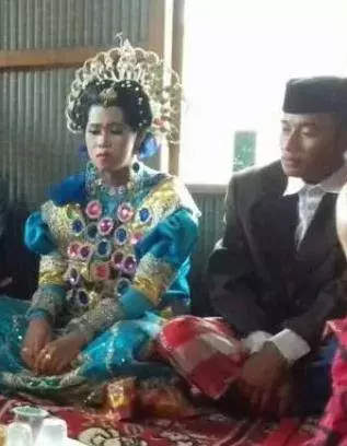 只因為被發現在果園單獨在一起,年輕穆斯林男女被恐嚇,被逼結婚~