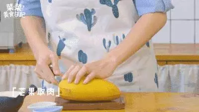 【芒果椰奶燕菜】 & 【香芒夾心椰汁糕】有著椰子天然的醇香,芒果的香甜,絕對是最棒的甜品哦!