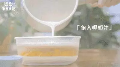 【芒果椰奶燕菜】 & 【香芒夾心椰汁糕】有著椰子天然的醇香,芒果的香甜,絕對是最棒的甜品哦!