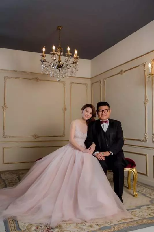 許效舜與二婚的「小24歲嫩妻」一家四口甜蜜拍婚紗 網友看到他4歲兒子長相都忍不住笑了!