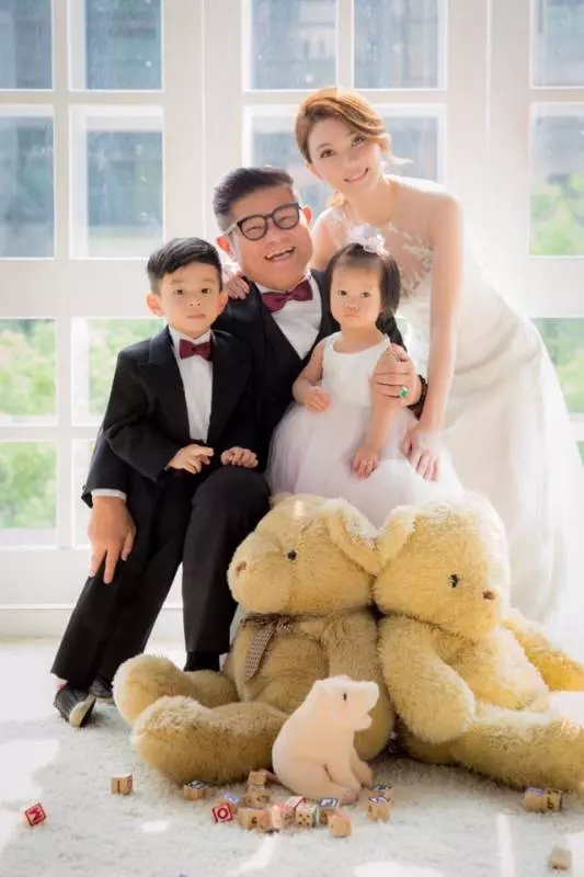 許效舜與二婚的「小24歲嫩妻」一家四口甜蜜拍婚紗 網友看到他4歲兒子長相都忍不住笑了!