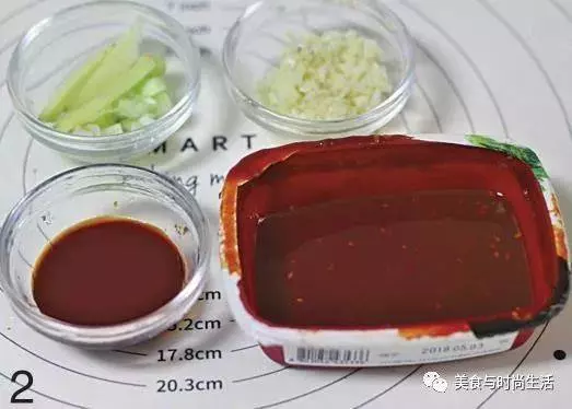 韓式辣醬烤裡脊,容易讓人一口接一口地吃個不停的美味,又辣又過癮
