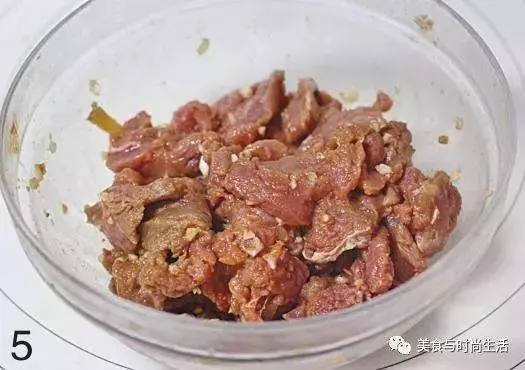 韓式辣醬烤裡脊,容易讓人一口接一口地吃個不停的美味,又辣又過癮