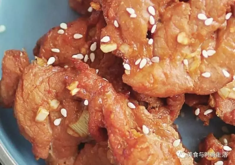 韓式辣醬烤裡脊,容易讓人一口接一口地吃個不停的美味,又辣又過癮