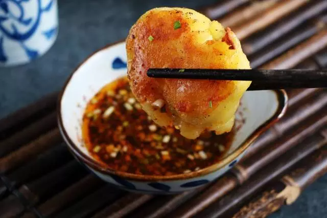 土豆不用切不用燉,這個做法簡單又好吃,一次10斤不夠吃,太饞了