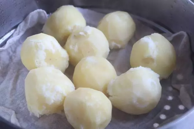 土豆不用切不用燉,這個做法簡單又好吃,一次10斤不夠吃,太饞了
