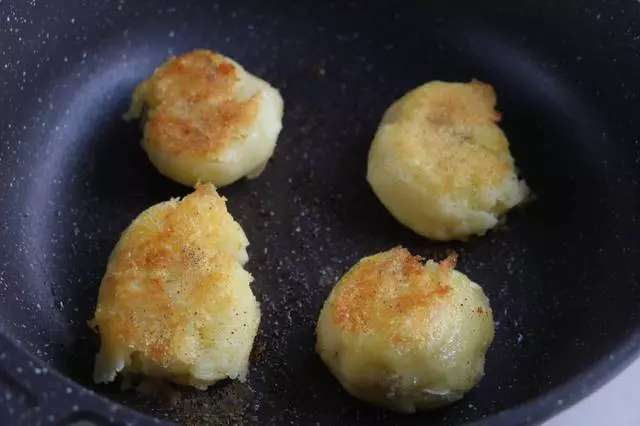 土豆不用切不用燉,這個做法簡單又好吃,一次10斤不夠吃,太饞了