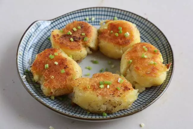 土豆不用切不用燉,這個做法簡單又好吃,一次10斤不夠吃,太饞了