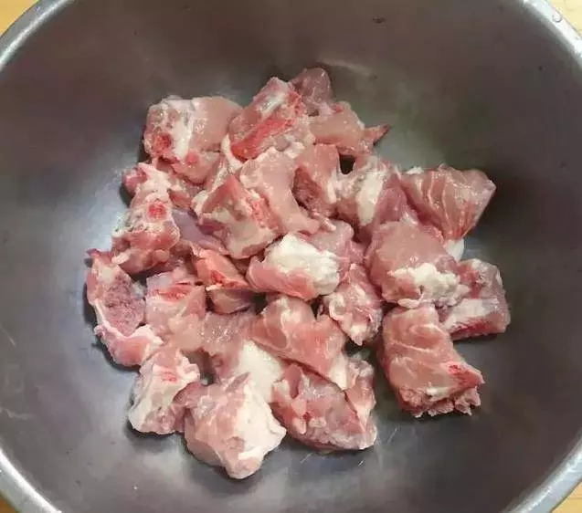 排骨千萬別用熱水焯,教你一招,血水自動跑出來,家家戶戶用得到!