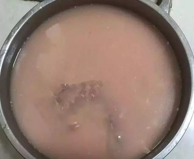 排骨千萬別用熱水焯,教你一招,血水自動跑出來,家家戶戶用得到!