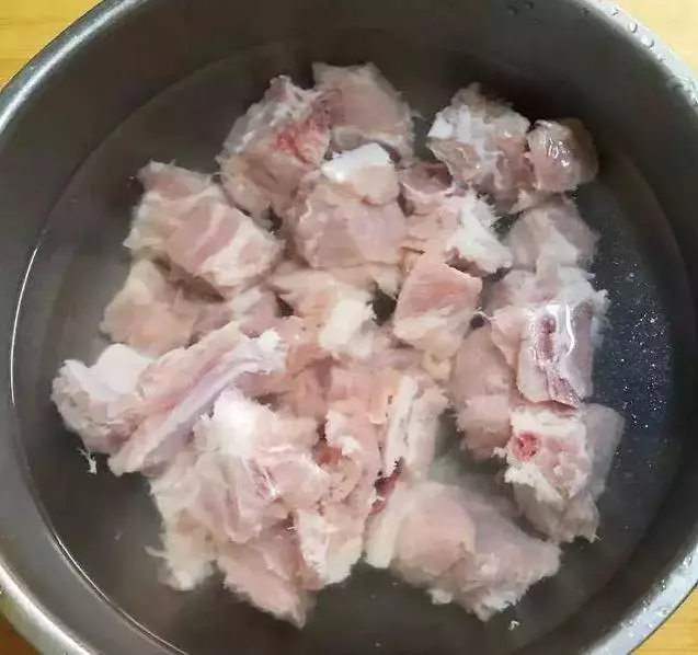 排骨千萬別用熱水焯,教你一招,血水自動跑出來,家家戶戶用得到!