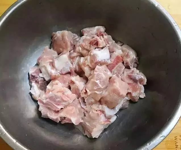 排骨千萬別用熱水焯,教你一招,血水自動跑出來,家家戶戶用得到!