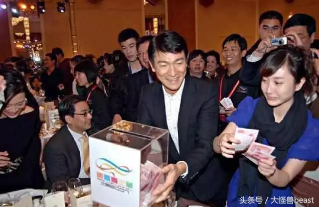 趙本山捐款100萬,成龍捐款1000萬,而他卻捐1分錢?網友:太憤怒
