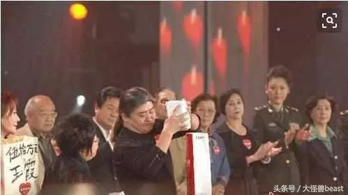 趙本山捐款100萬,成龍捐款1000萬,而他卻捐1分錢?網友:太憤怒