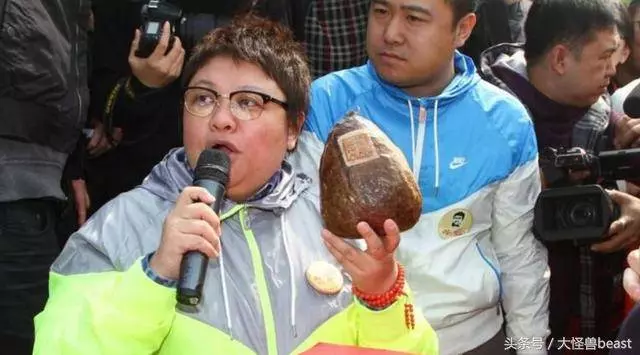 趙本山捐款100萬,成龍捐款1000萬,而他卻捐1分錢?網友:太憤怒