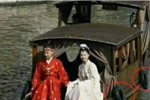 最唯美的穿幫鏡頭,一個小動作,實在是讓人大飽眼福