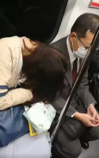搭地鐵睡太熟「頭靠大叔肩上狂晃」!大叔默默將手伸進包包下一秒「神展開」網笑翻
