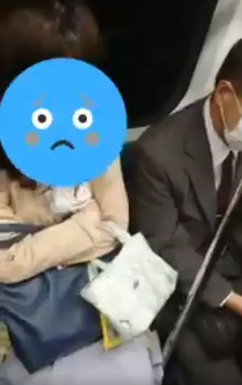 搭地鐵睡太熟「頭靠大叔肩上狂晃」!大叔默默將手伸進包包下一秒「神展開」網笑翻