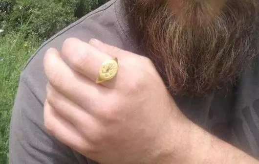 工人在田裡工作,意外挖出400年前金戒指,沒有一個博物館敢要!
