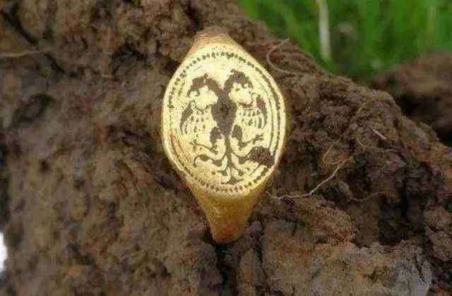 工人在田裡工作,意外挖出400年前金戒指,沒有一個博物館敢要!
