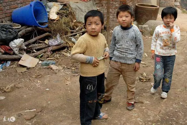 老人發財後假扮乞丐回家探望親人,親弟弟不讓他進門,離了婚的媳婦卻等他好多年