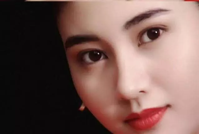 48歲的李嘉欣近照太讓人驚艷,路人感慨不愧是最美港姐