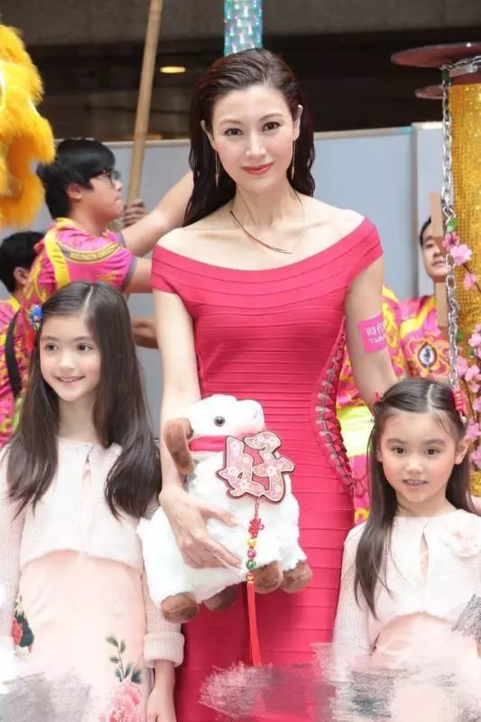 48歲的李嘉欣近照太讓人驚艷,路人感慨不愧是最美港姐