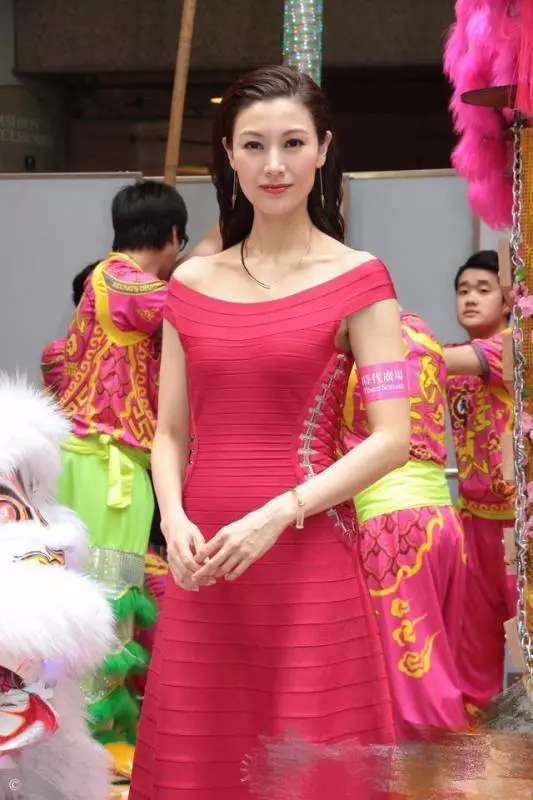 48歲的李嘉欣近照太讓人驚艷,路人感慨不愧是最美港姐