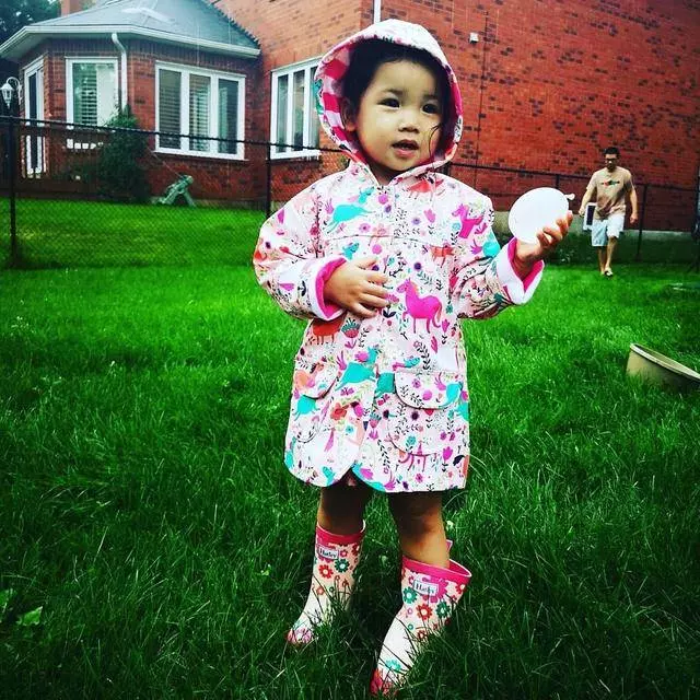 陳豪陳茵媺3子女近照曝光,女兒長相美艷動人,簡直就遺傳到媽媽的好基因,兒子卻一言難盡…