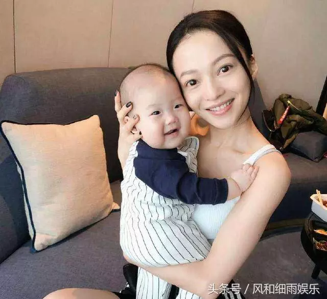 張韶涵媽媽越南工作照曝光,濃妝艷抹身材發福,打扮似少女