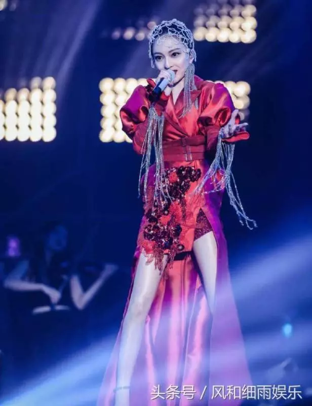 張韶涵媽媽越南工作照曝光,濃妝艷抹身材發福,打扮似少女