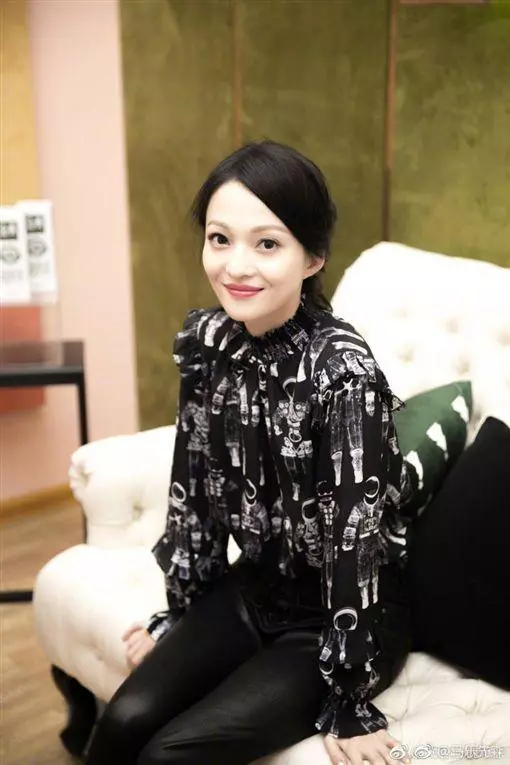 張韶涵媽媽越南工作照曝光,濃妝艷抹身材發福,打扮似少女