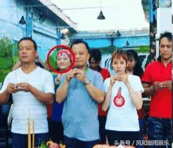 張韶涵媽媽越南工作照曝光,濃妝艷抹身材發福,打扮似少女